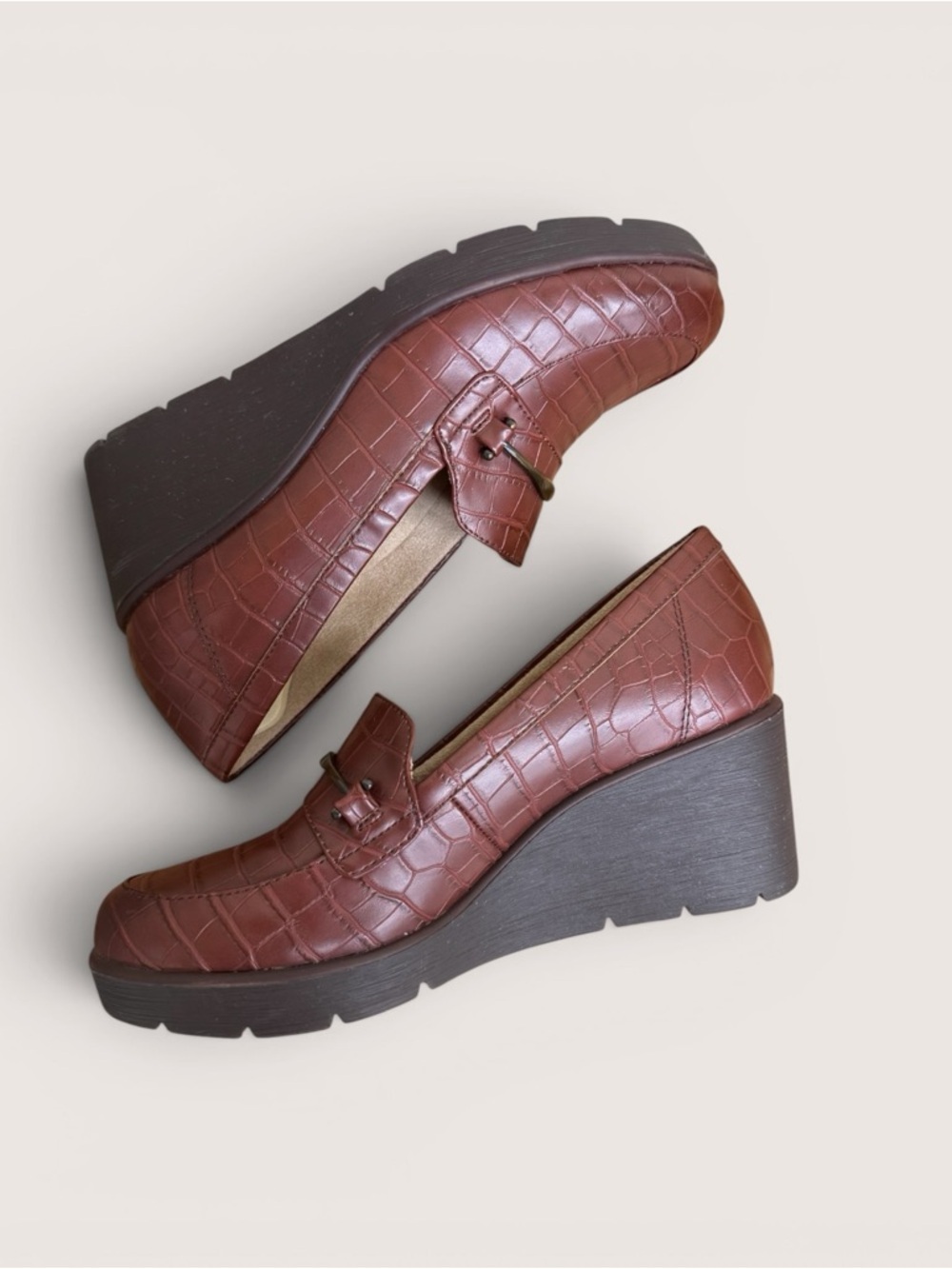 SOUL Naturalizer Achieve Wedge Loafer in Chestnut Croc-Embossed Leather 6.5